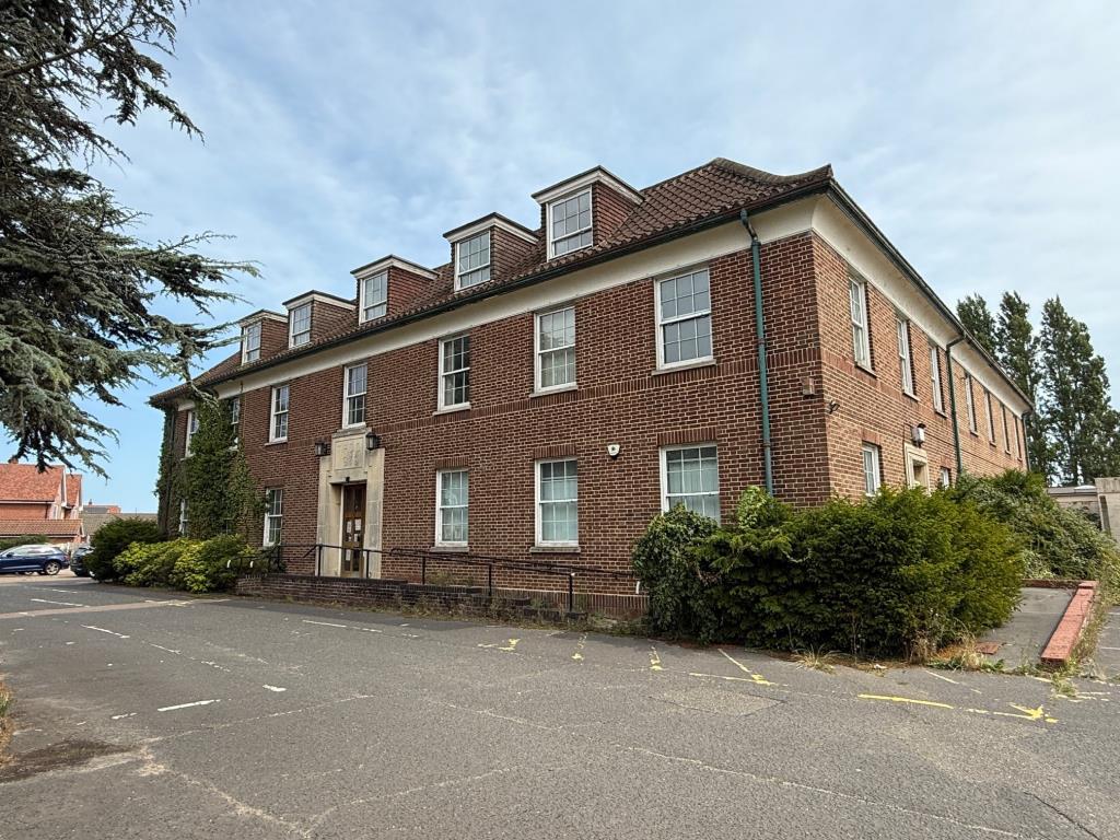 Lot: 41277 - TO BE OFFERERED IN OUR 30TH OCTOBER AUCTION - FORMER COUNCIL OFFICES & DEPOT WITH POTENTIAL - Alternative front view from the right hand side